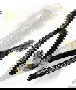 Speroni in alluminio anodizzato con decorazioni incise e finiture in ottone