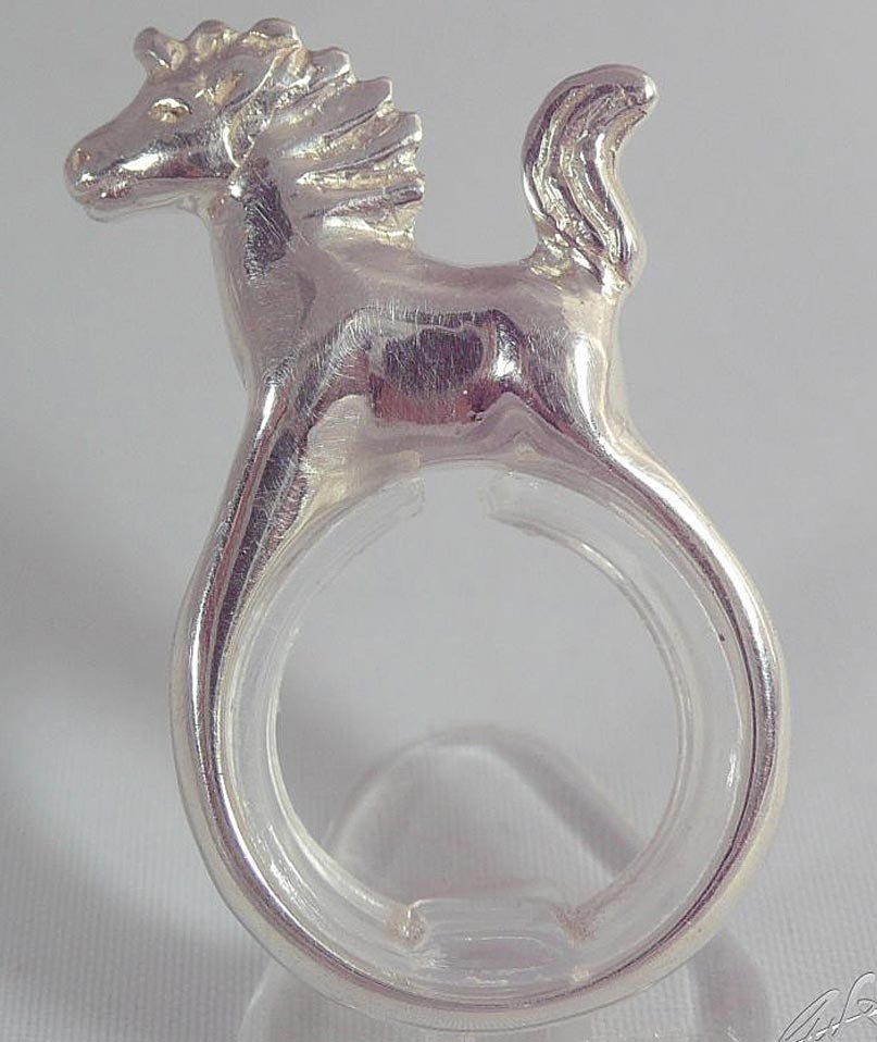 Anello in argento con soggetto cavallino stilizzato