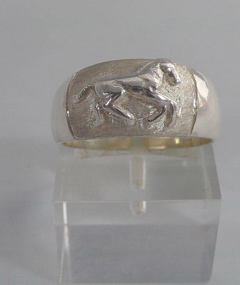 Anello fascia bombata con cavallino realizzato a mano in argento titolo 925