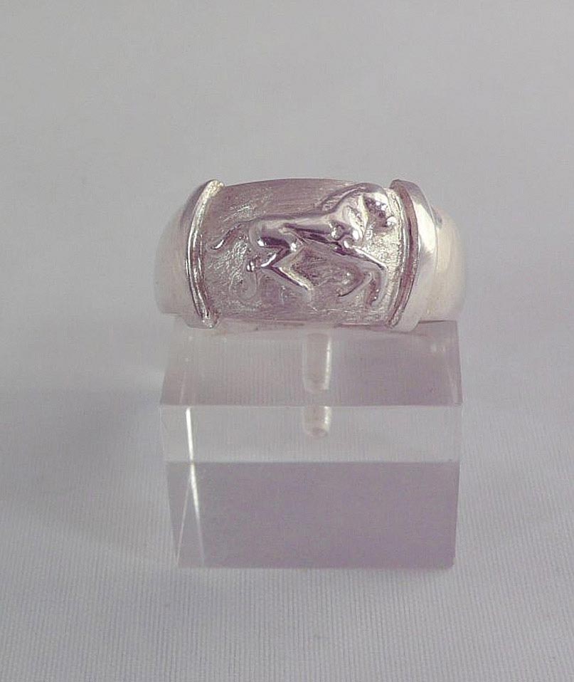 Anello fascia bombata spallette con cavallino realizzato a mano in argento titolo 925