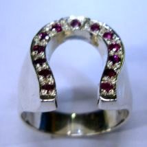 Anello ferro di cavallo con rubini realizzato a mano in argento titolo 925