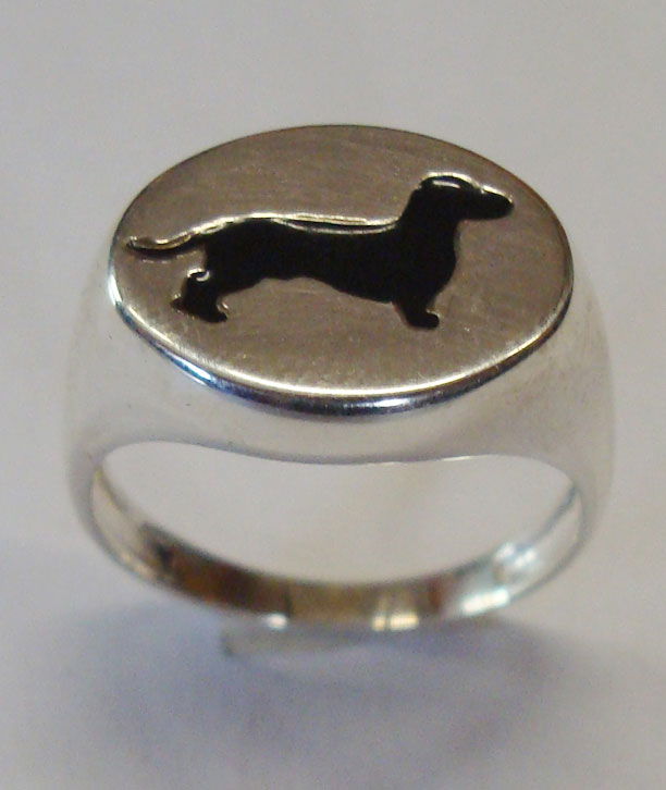 Anello Chevalier in argento con sagoma smaltata di cane razza Basotto in bassorilievo smaltato