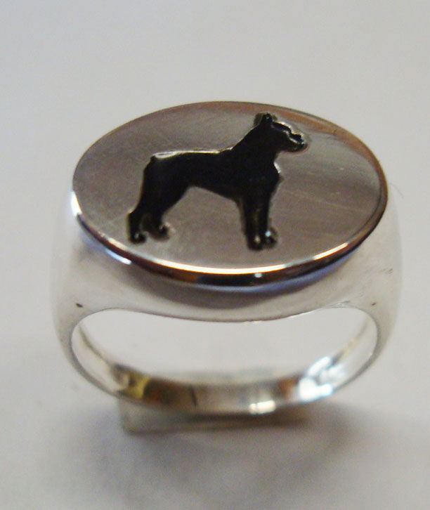 Anello Chevalier in argento con sagoma smaltata di cane razza Boxer in bassorilievo smaltato