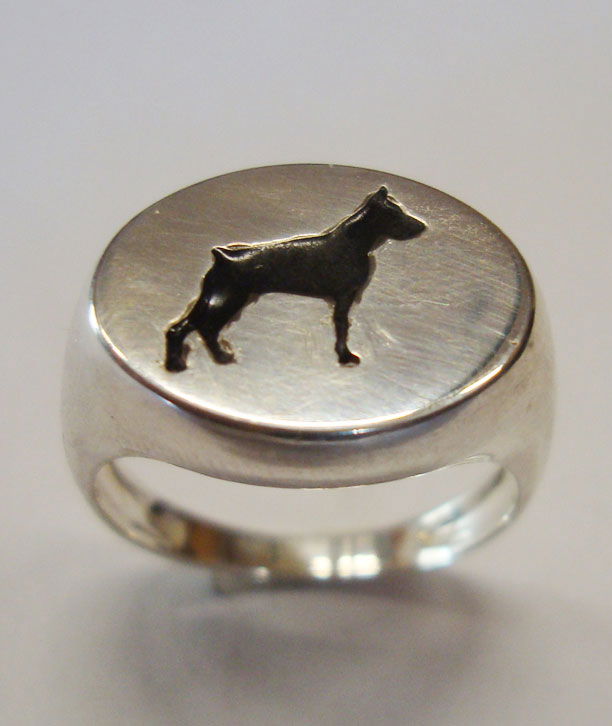 Anello Chevalier in argento con sagoma smaltata di cane razza Doberman in bassorilievo smaltato