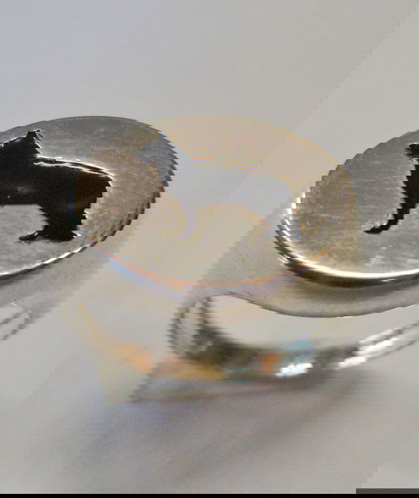 Anello Chevalier in argento 
con sagoma smaltata di cane razza Pastore tedesco in bassorilievo smaltato