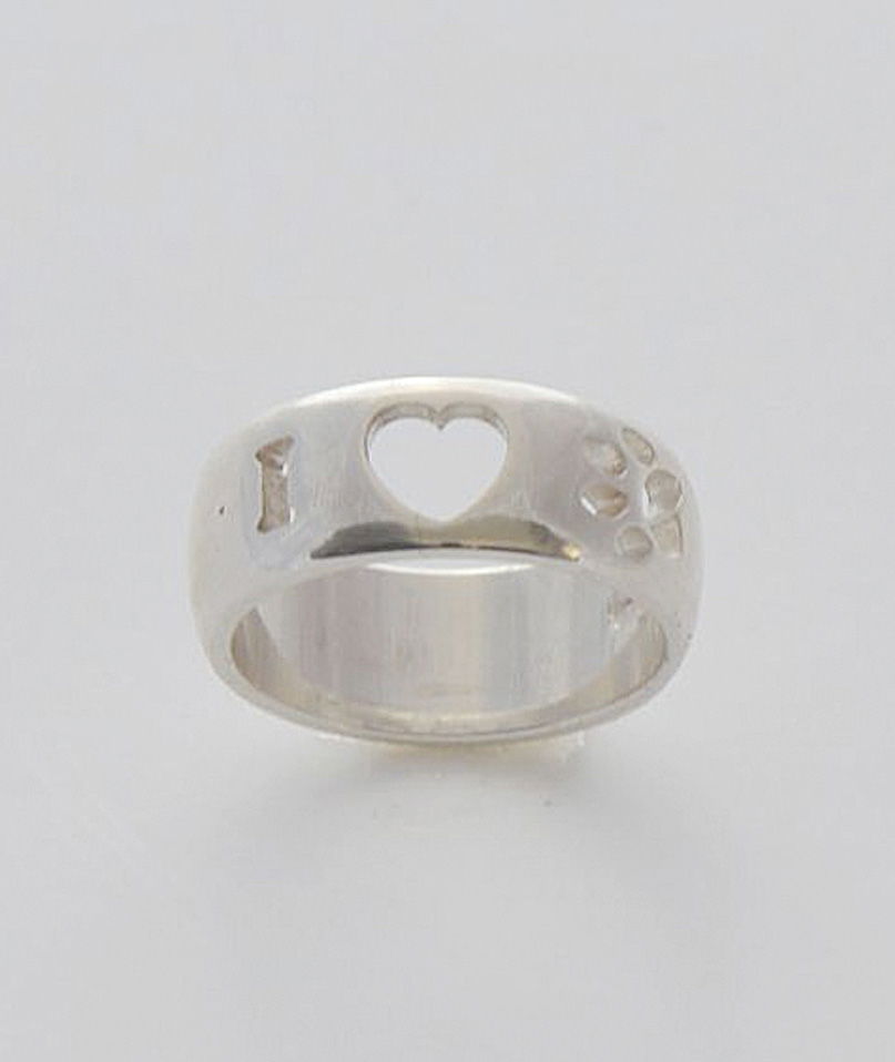 Anello a fascia in argento modello I love orma, con cuore e orma traforati