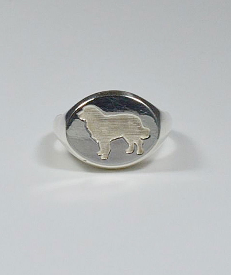 Anello Chevalier in argento 
con sagoma di cane razza Golden in bassorilievo