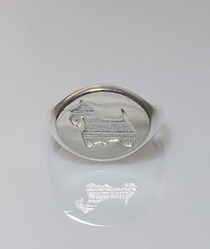 Anello Chevalier in argento 
con sagoma di cane razza Scottish in bassorilievo