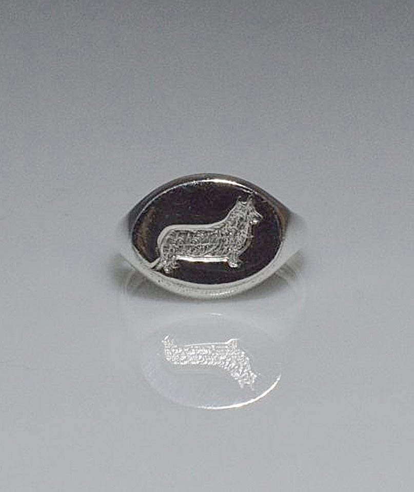 Anello Chevalier in argento 
con sagoma di cane razza Corgi Pembroke in bassorilievo