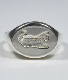 Anello chevalier gatto sdraiato in argento 925