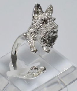 Anello testa 3D Schnauzer e zampe cesellato a mano in argento 925