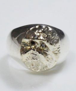 Anello Bolognese testa 3D cesellata a mano su scultura di Salvatore La Spada con occhi di Diamanti neri naturali in argento titolo: 925