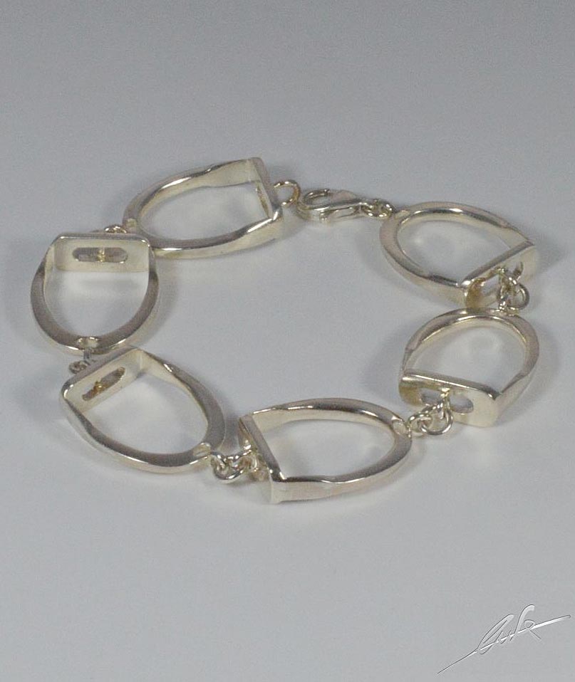 Bracciale a staffe grandi realizzato a mano in argento titolo 925