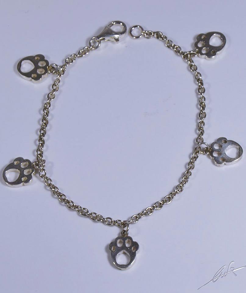 Bracciale a catena in argento con orme traforate pendenti