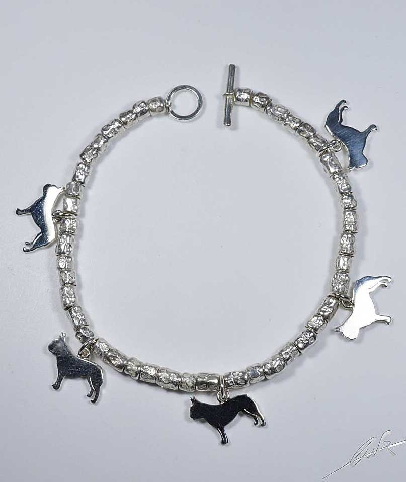 Bracciale a intercalari in argento, con sagome pendenti di cane razza Bulldog francese