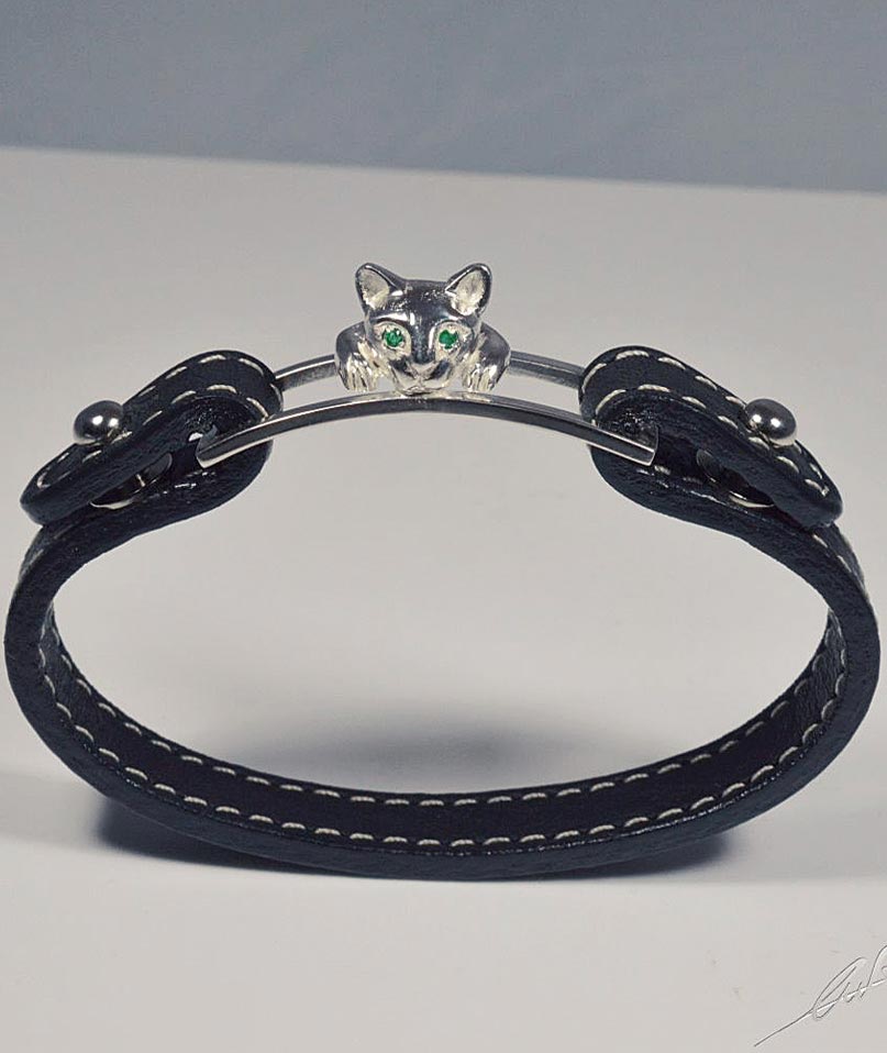 Bracciale in argento con testa di gatto in rilievo e smeraldi, cinturino in vera pelle di vacchetta