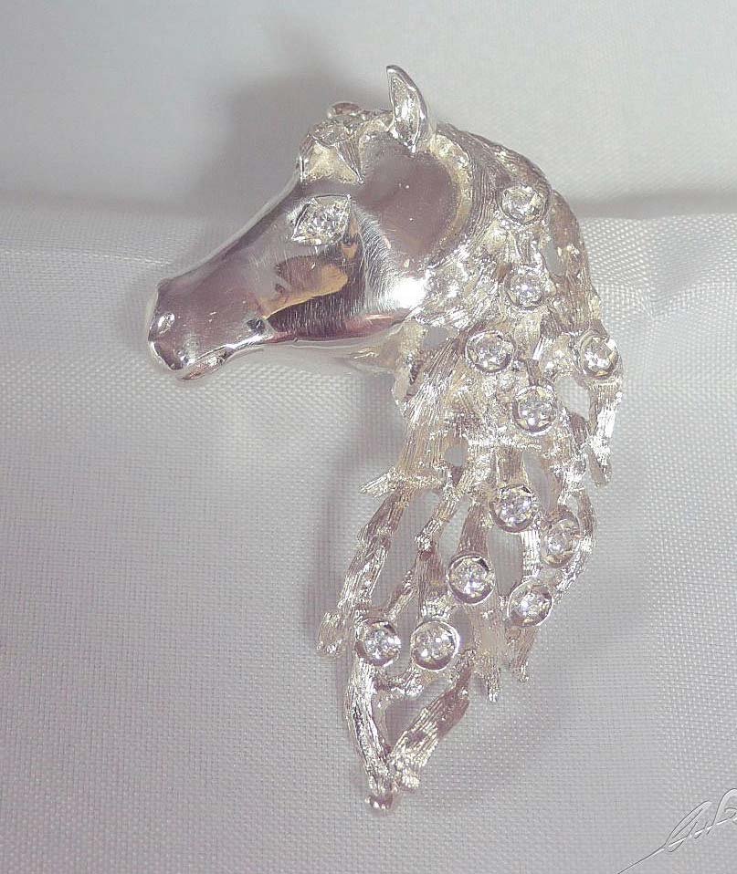 Collana con ciondolo in argento soggetto testa di cavallo con fluente criniera e zirconi con girocollo omaggio