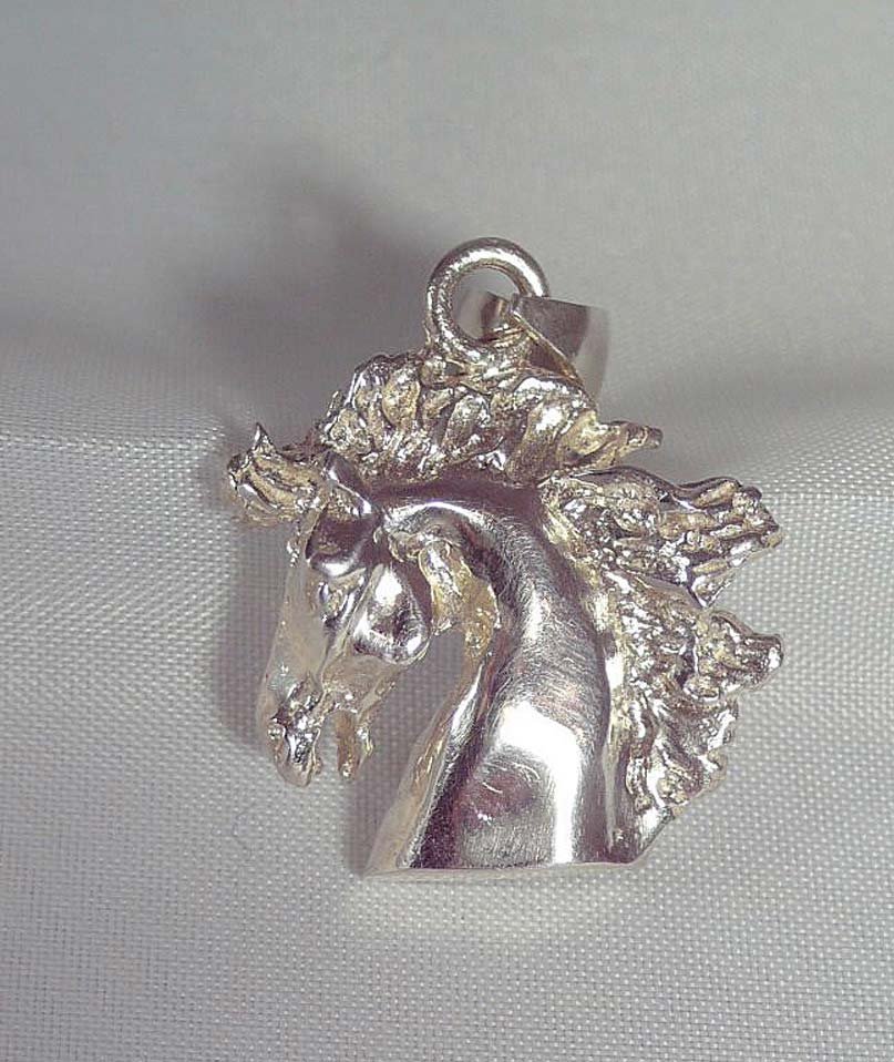 Ciondolo in argento raffigurante testa di cavallo con girocollo omaggio