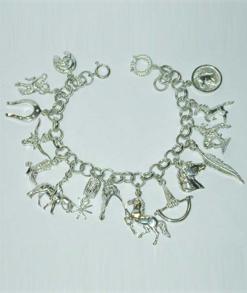 Bracciale in argento con pendenti soggetto equestre