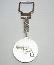 Portachiavi argento medaglia raffigurante pistola