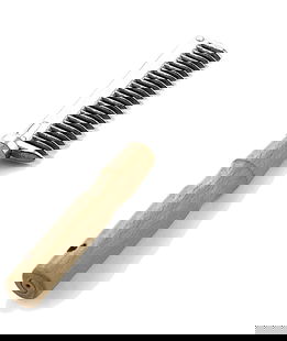 Pettine in alluminio con manico in legno
