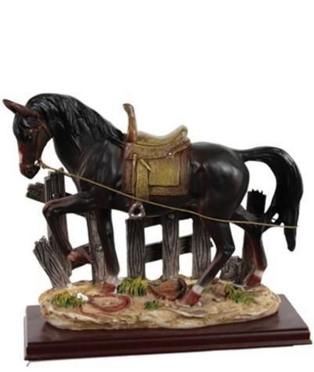Statua di cavallo con sella Western realizzata in materiale sintetico e legno