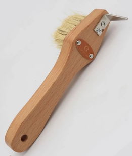 Spazzola per zoccoli in legno con manico e curasnetta integrata
